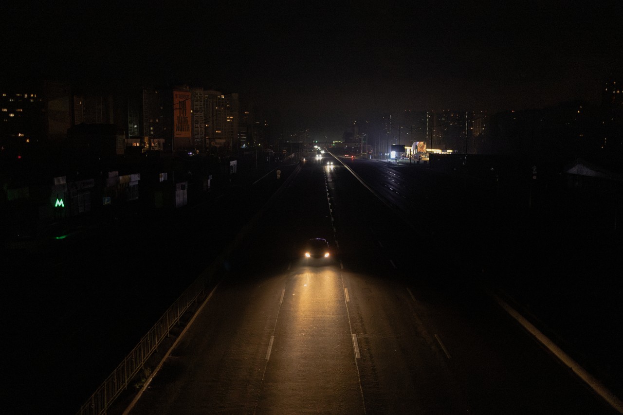 Blackouts in Kyiv have affected the lighting of roads.