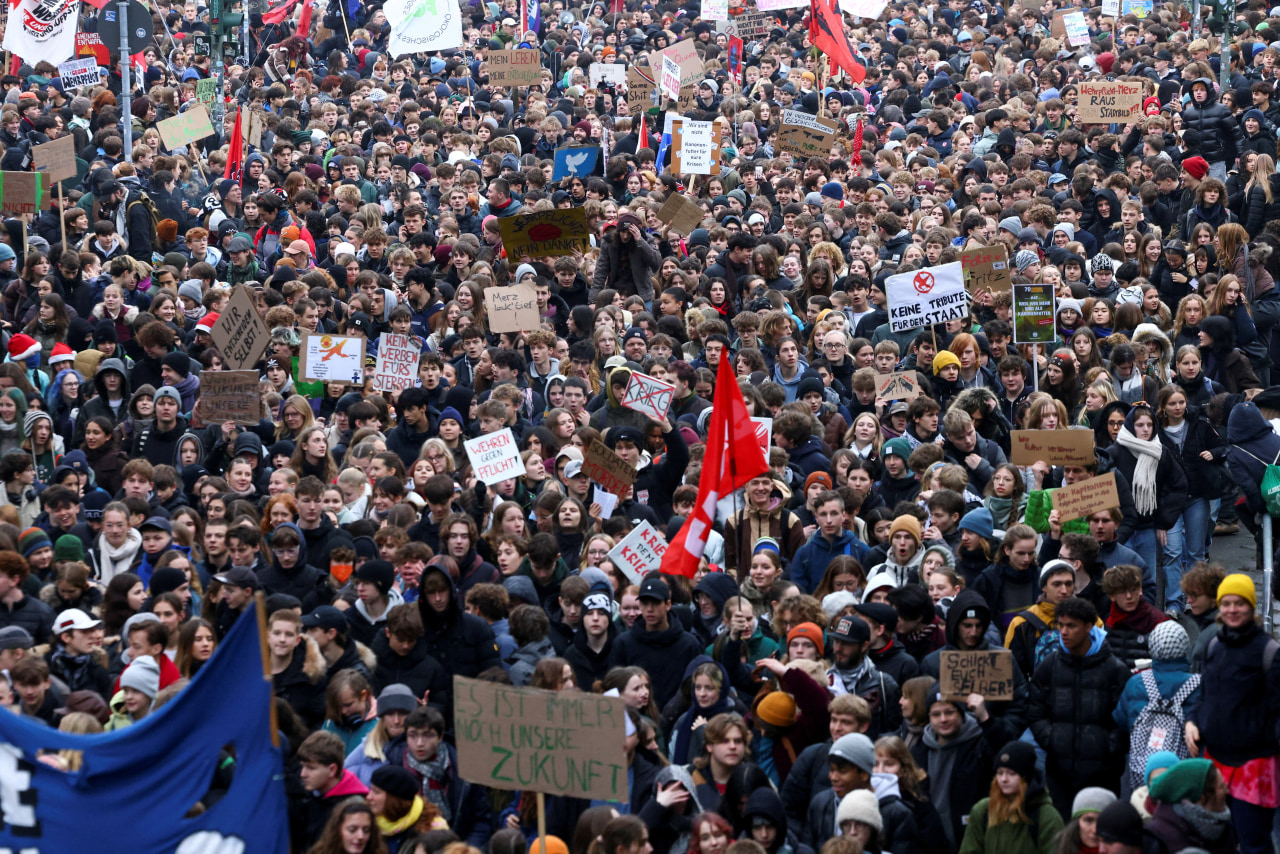 As pessoas protestaram contra o serviço militar obrigatório em Berlim, em dezembro.