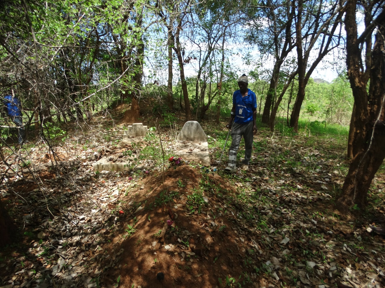 एंडरसन सोको अपने भतीजे की कब्र पर गए, जिसे 2023 में हाथियों ने कुचल कर मार डाला था।