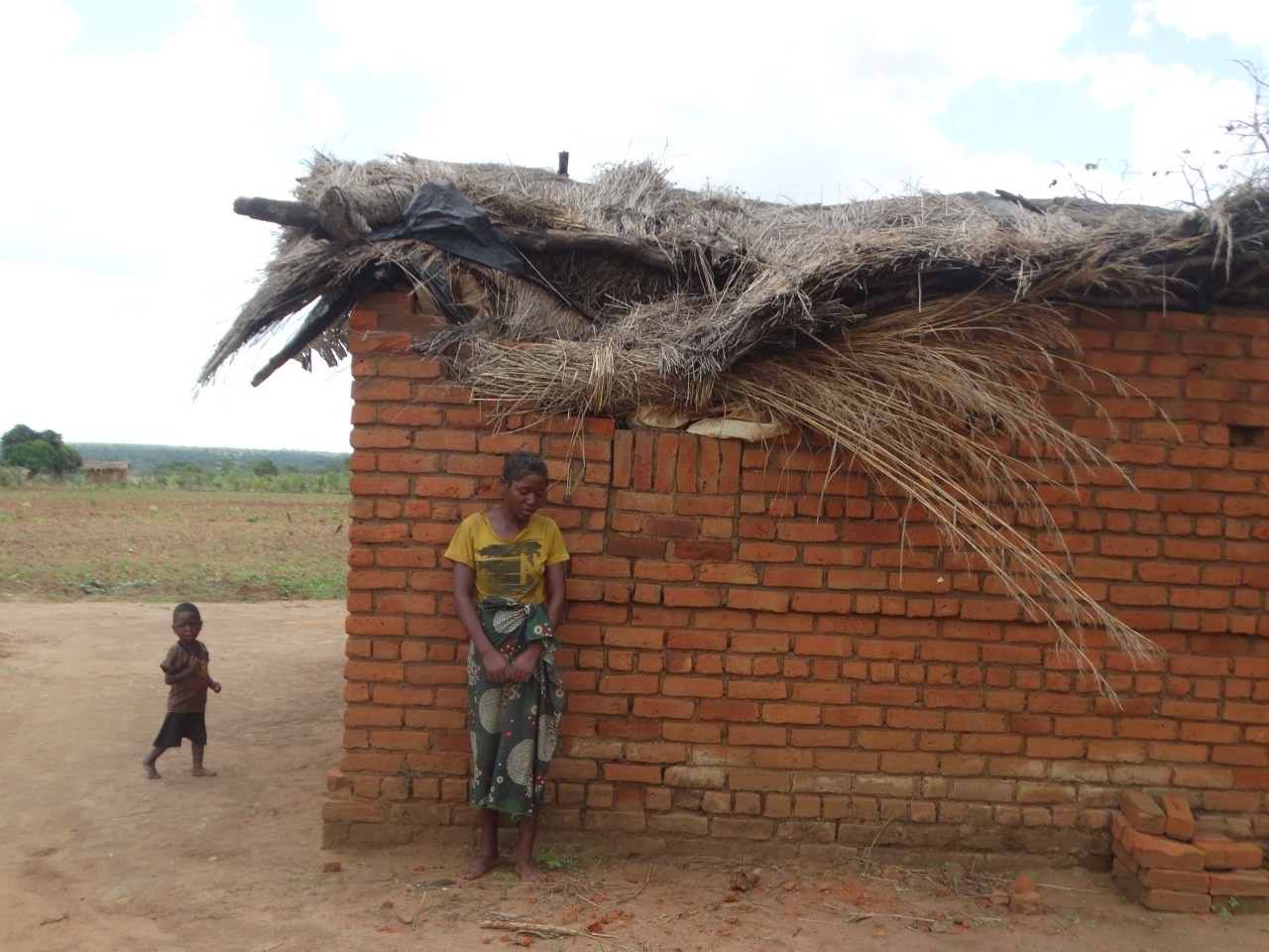 मटिल्डा बंदा और उसका बेटा हाथी के हमले में छिपकर बच गये।