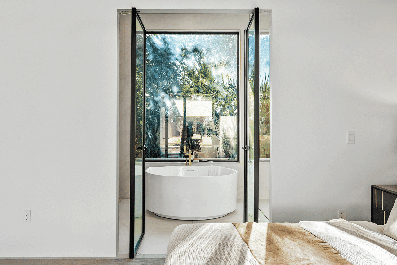 For immediate extra privacy, all the windows can switch between clear and opaque.