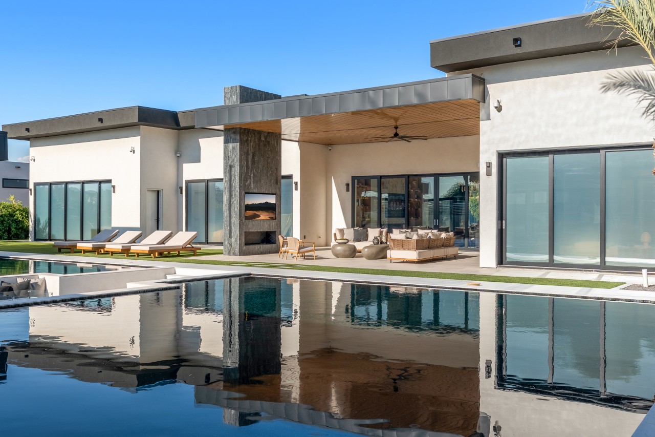 On weekends, Widerhorn has 24/7 security at the house and an armed security guard monitors the cameras.  There are also daily security checks.