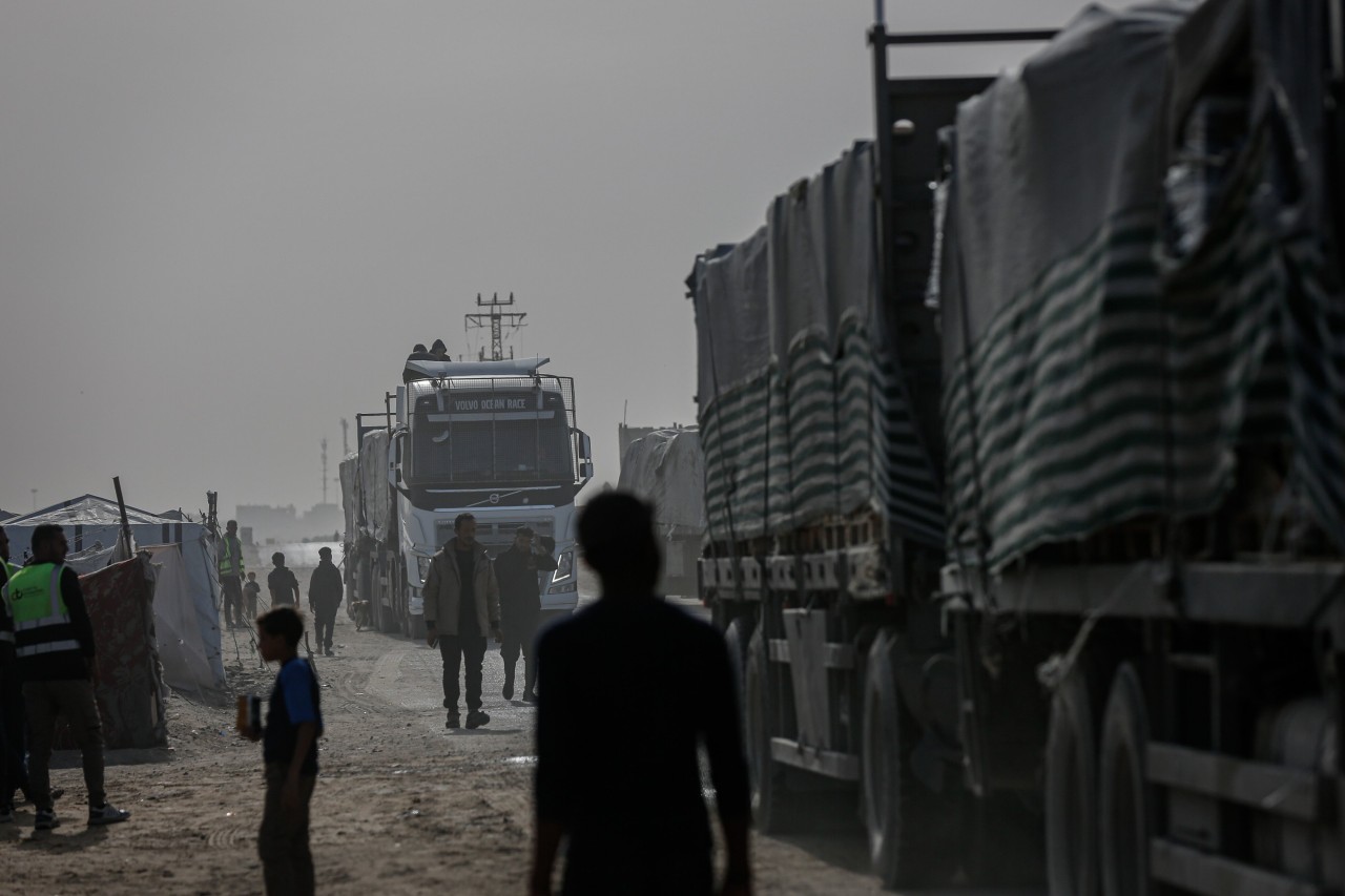 Trucks loaded with humanitarian aid arrive in the Gaza Strip. Trucks loaded with humanitarian aid arrive in the Gaza Strip.