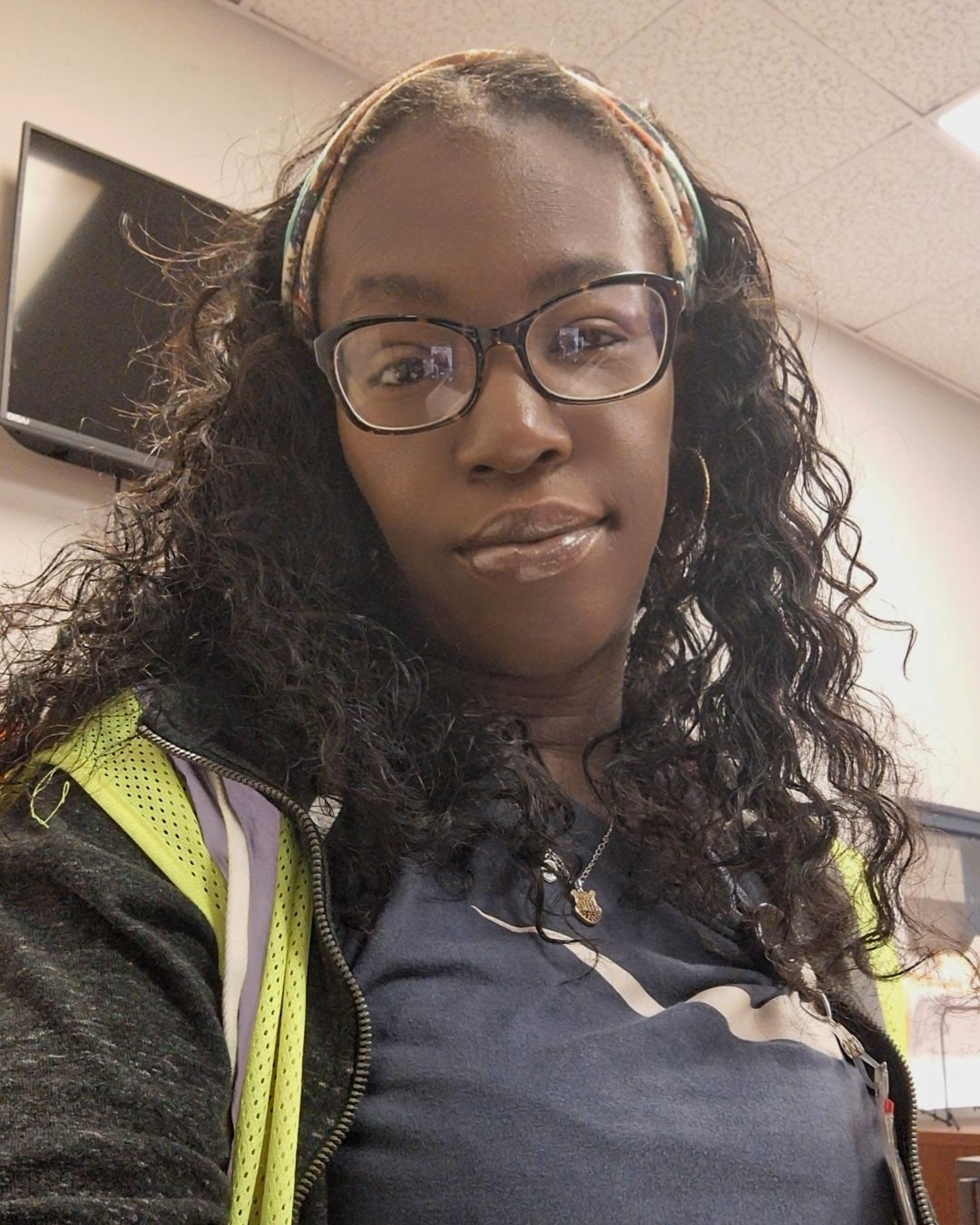 मर्डेका मार्टिन बाहर के भोजन में कटौती कर रही है।