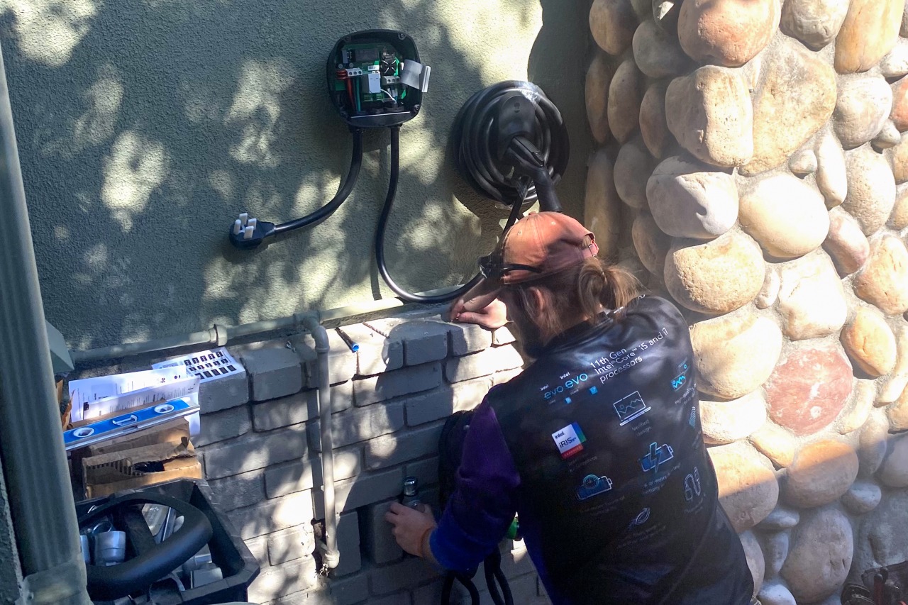 एंड्रयू रेबैक के घर पर स्थापित किए जा रहे एक घरेलू ईवी चार्जर से परिवार को अपनी इलेक्ट्रिक कार पर अधिक भरोसा करने में मदद मिलेगी